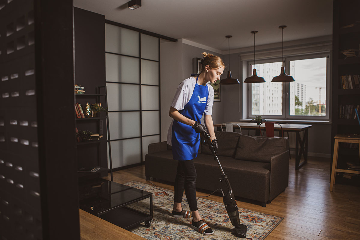 Профессиональная уборка квартиры в Кракове: клинер CleanWhale пылесосит гостиную