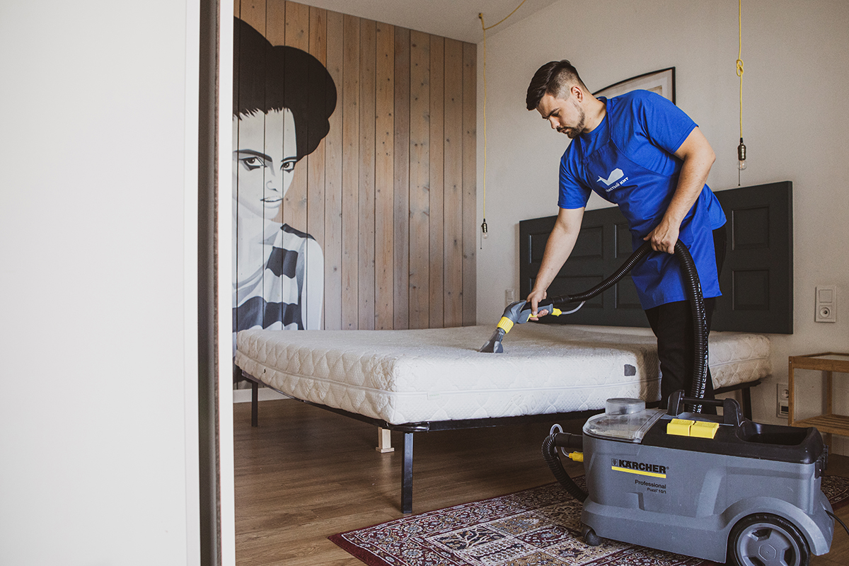 Professional mattress and upholstery cleaning in Kraków using extraction equipment