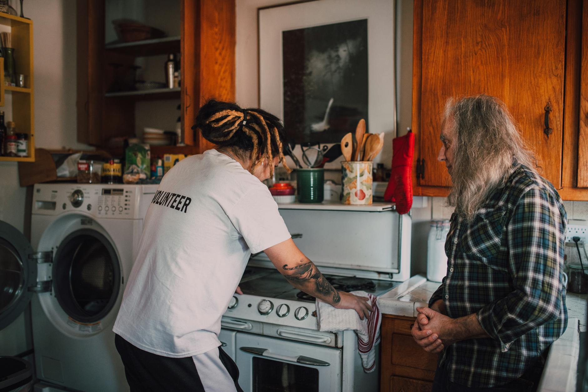 Pomoce domowe bez umowy – jakie są ryzyka?