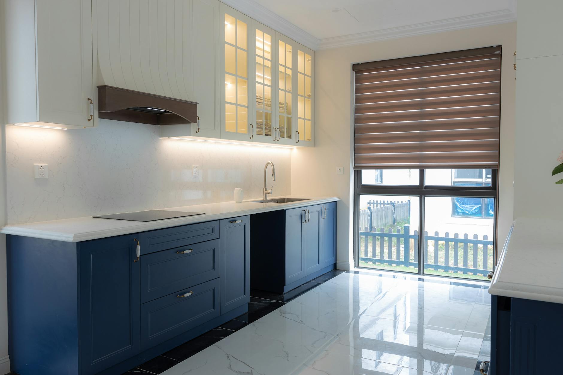 Kompletny przewodnik: Ile kosztuje mycie szafek kuchennych w Krakowie?