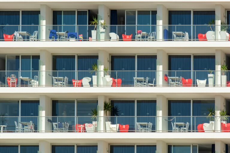Jak skutecznie posprzątać balkon w Krakowie przed sesją zdjęciową mieszkania