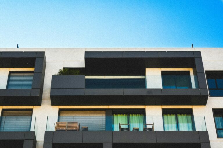 Jak skutecznie posprzątać balkon w Krakowie przed sprzedażą mieszkania